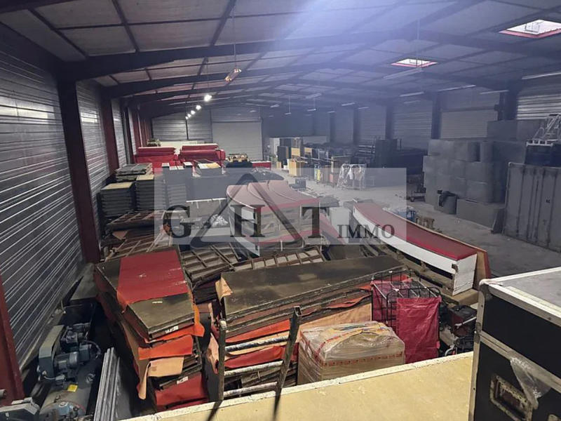 Entrepôt - 1 050 m²