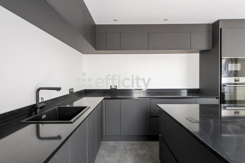 Maison - 330 m² - 9 pièces