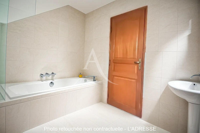 Maison - 195 m² - 10 pièces