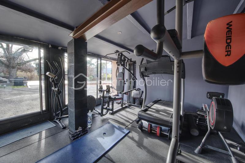 Propriété - 237 m² - 8 pièces