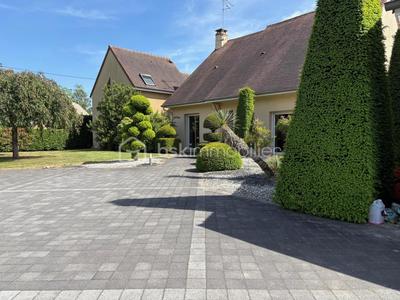 Demeure - 251 m² - 9 pièces