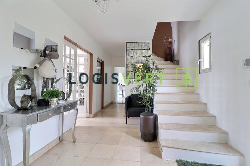 Maison - 236 m² - 8 pièces