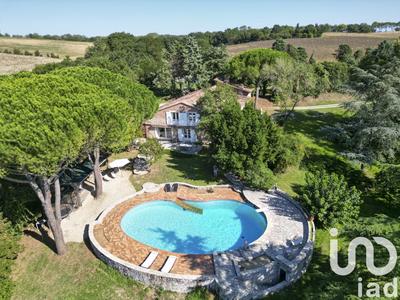 Maison - 369 m² - 11 pièces