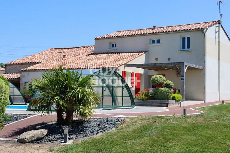 Maison - 225 m² - 9 pièces