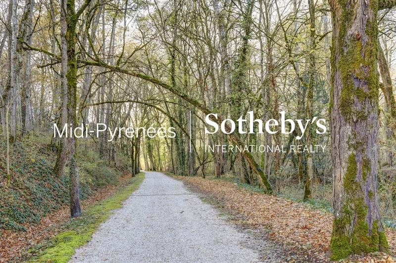 Maison - 458 m² - 12 pièces