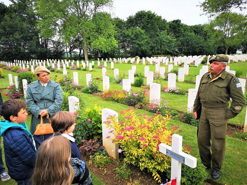 DDay Festival Normandy - le cimetière canadien de Bény-Reviers raconté aux enfants et aux grands