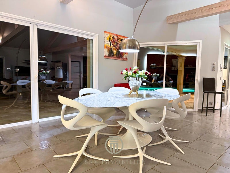 Maison - 276 m² - 9 pièces