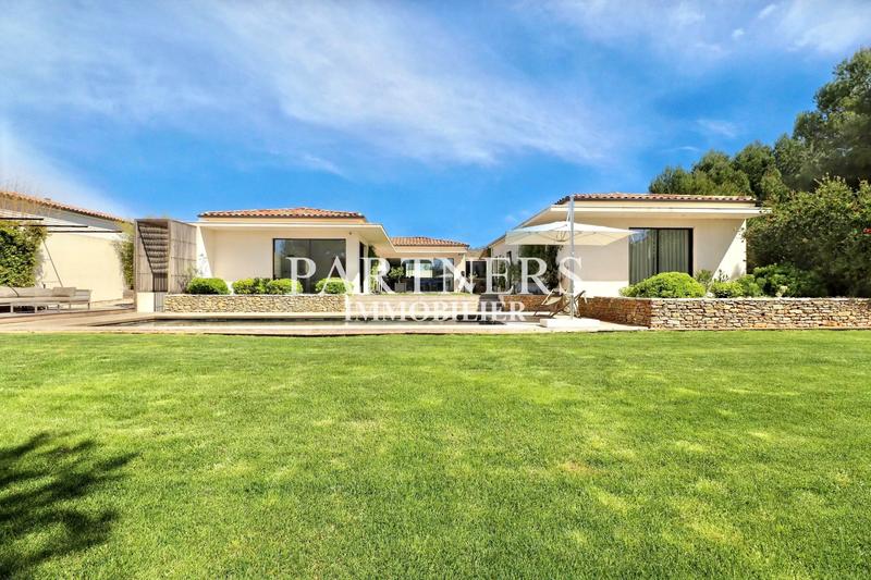 Maison - 285 m² - 8 pièces