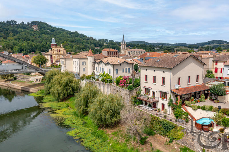 Maison - 275 m² - 8 pièces