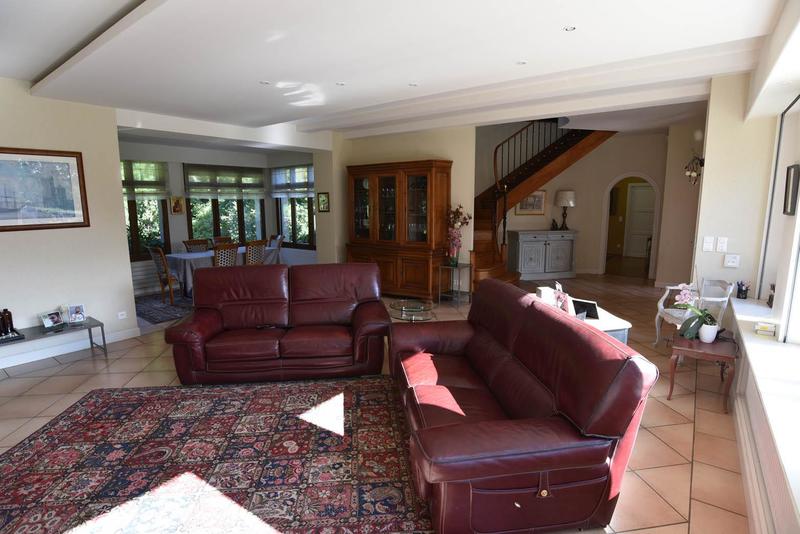 Maison - 241 m² - 9 pièces