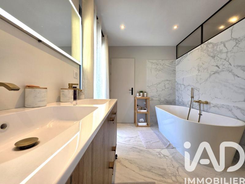 Maison - 210 m² - 7 pièces