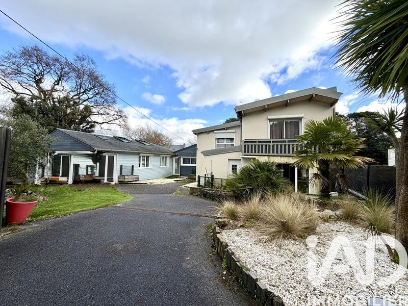 Maison - 223 m² - 9 pièces