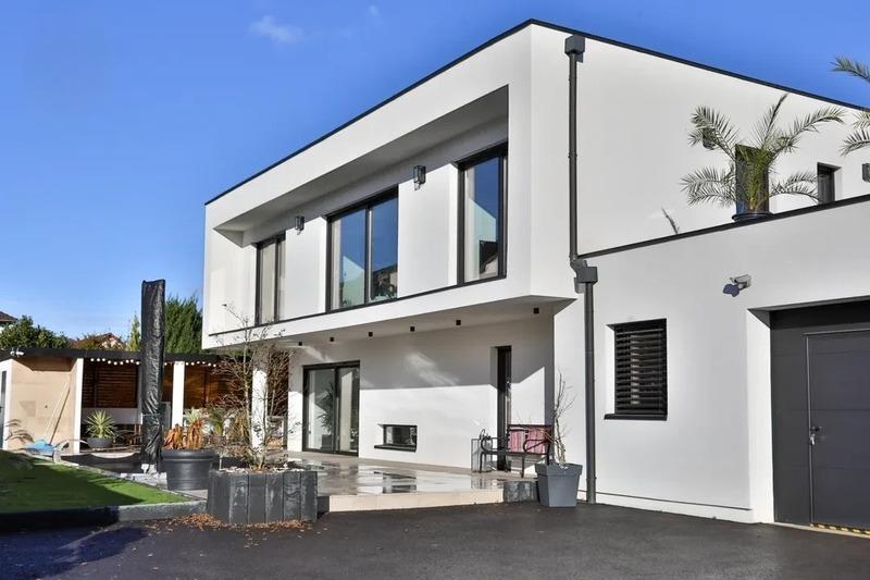 Maison - 348 m² - 11 pièces