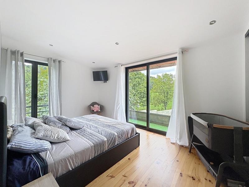 Maison - 225 m² - 11 pièces