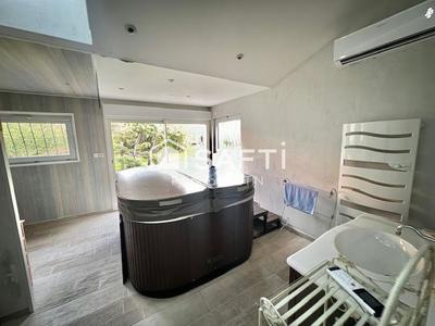 Maison de maîtres - 302 m² - 9 pièces