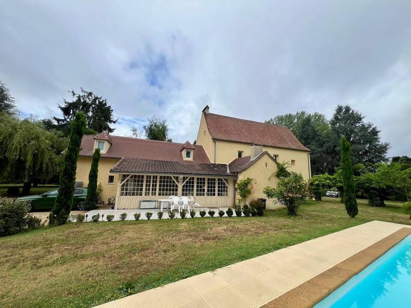 Maison traditionnelle - 286 m² - 13 pièces