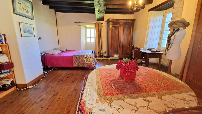 Demeure - 256 m² - 13 pièces