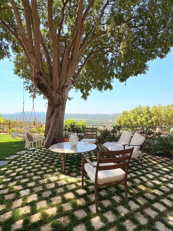 Maison - 240 m² - 8 pièces