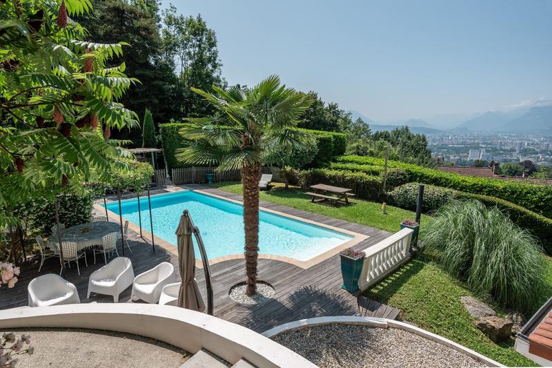 Maison - 335 m² - 8 pièces