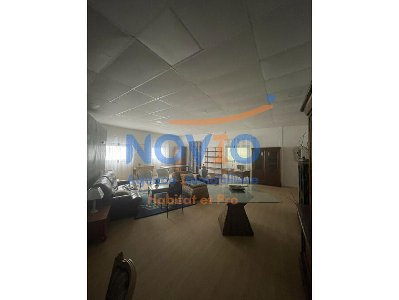 Bureau - 737 m² - 1 pièce