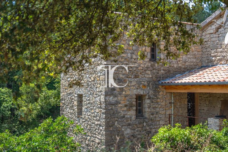 Maison - 305 m² - 14 pièces