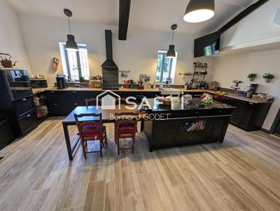 Maison - 338 m² - 11 pièces