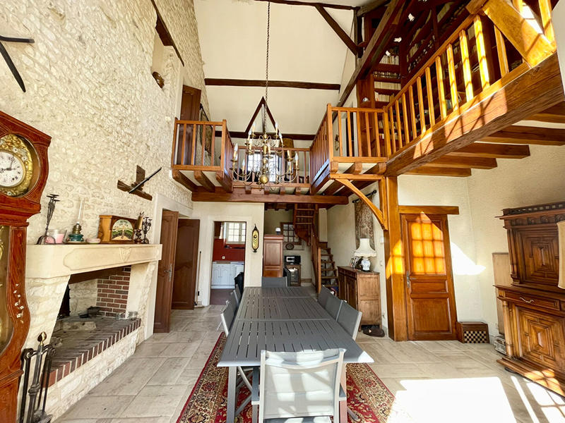 Demeure - 236 m² - 11 pièces