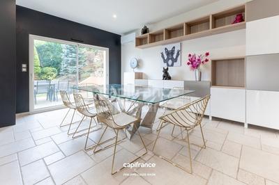 Maison - 243 m² - 8 pièces