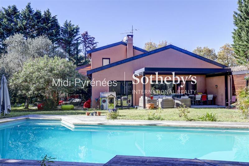 Maison - 210 m² - 8 pièces