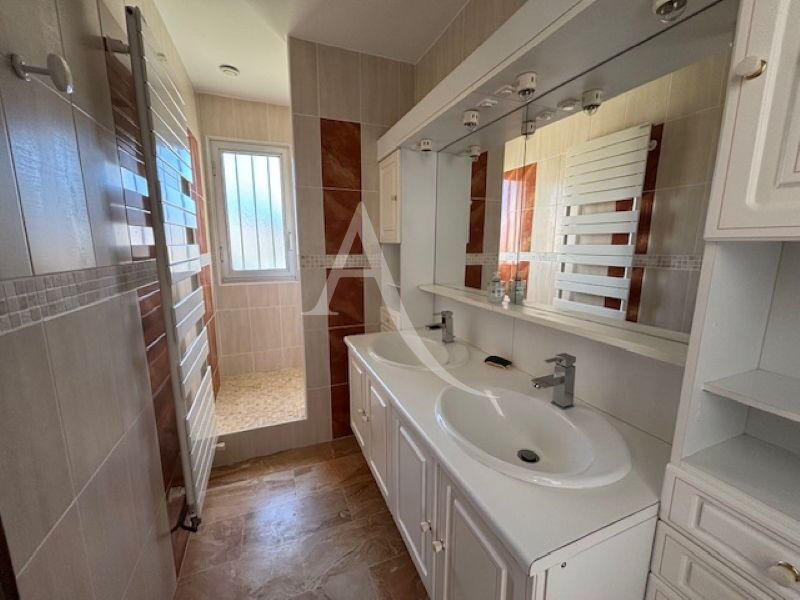 Maison - 204 m² - 9 pièces