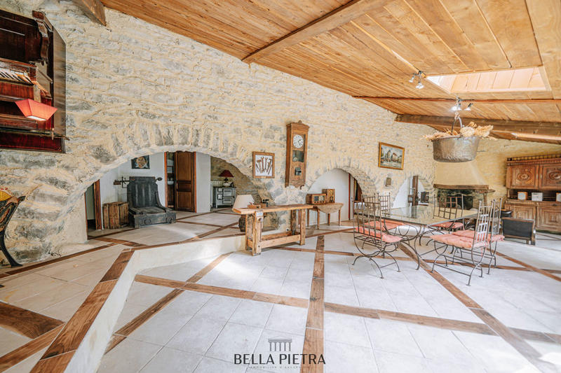 Mas - 1 650 m² - 40 pièces