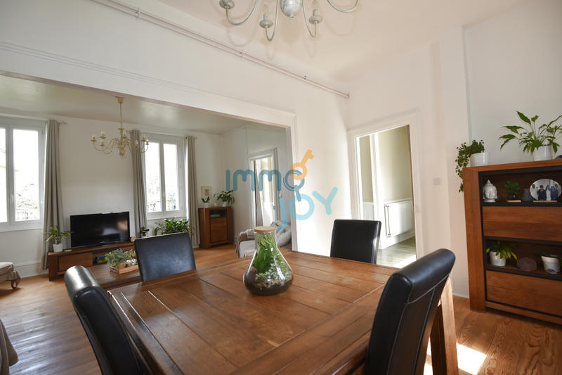 Maison - 212 m² - 8 pièces