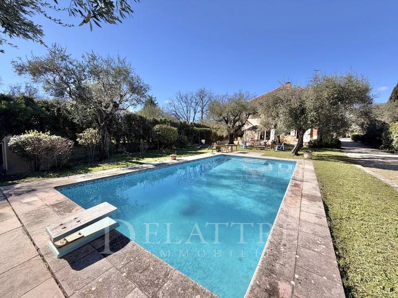 Villa - 235 m² - 10 pièces