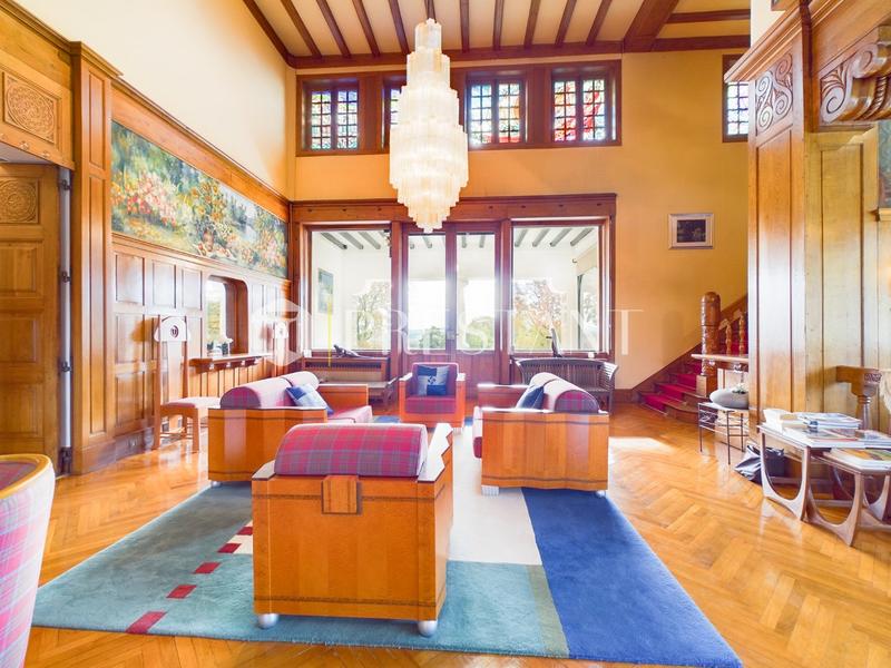 Maison - 550 m² - 12 pièces