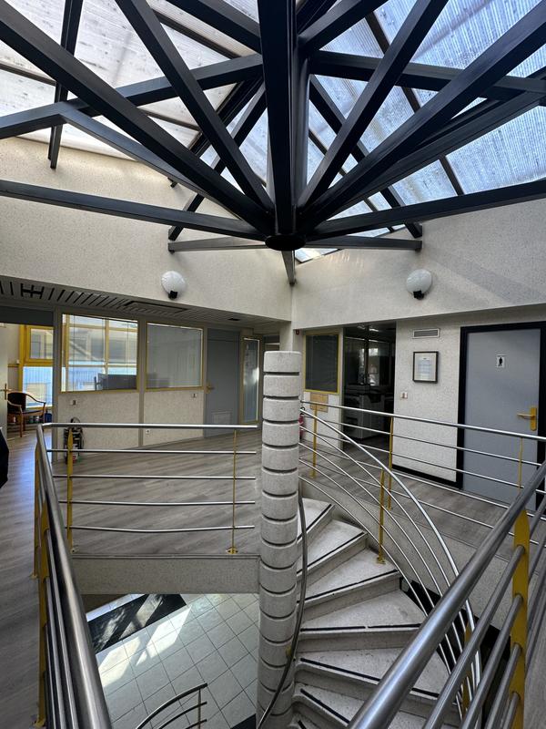 Local d'activités - 1 418 m² - 15 pièces
