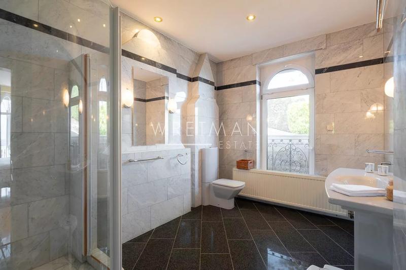 Villa - 300 m² - 6 pièces