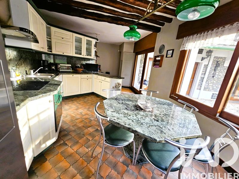 Maison - 240 m² - 9 pièces