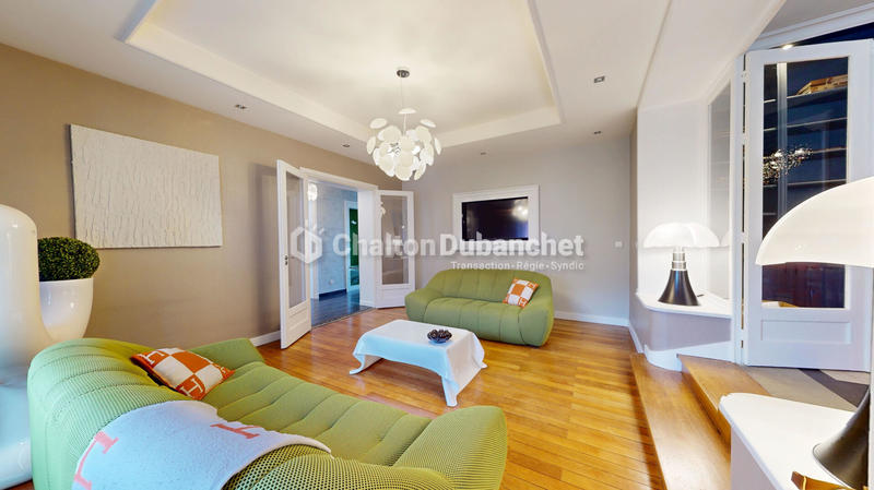 Maison - 220 m² - 8 pièces