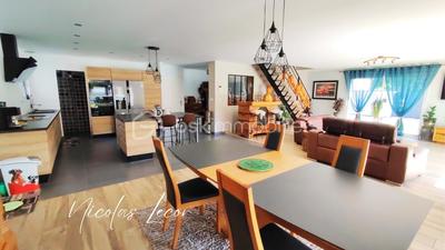 Propriété - 250 m² - 9 pièces