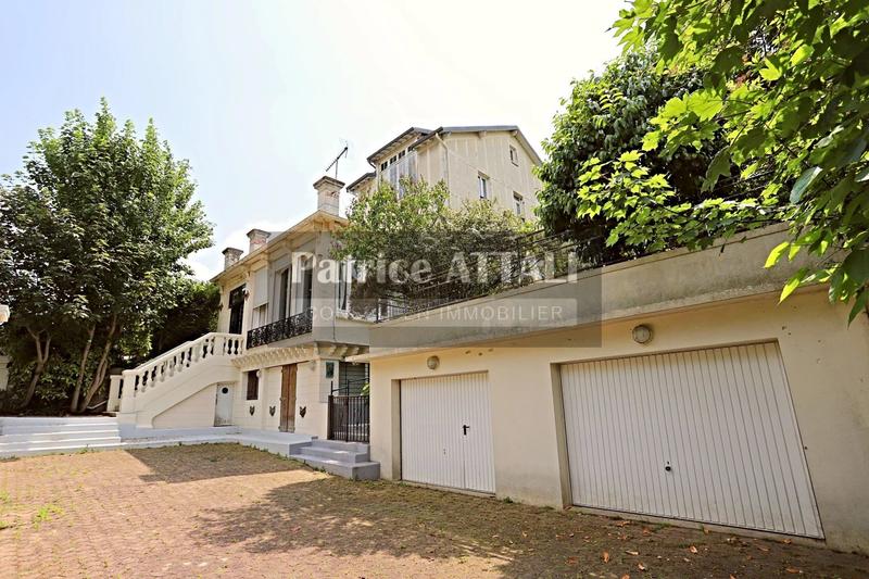 Maison - 420 m² - 12 pièces