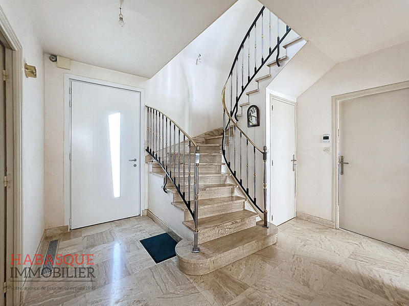 Maison - 178 m² - 9 pièces