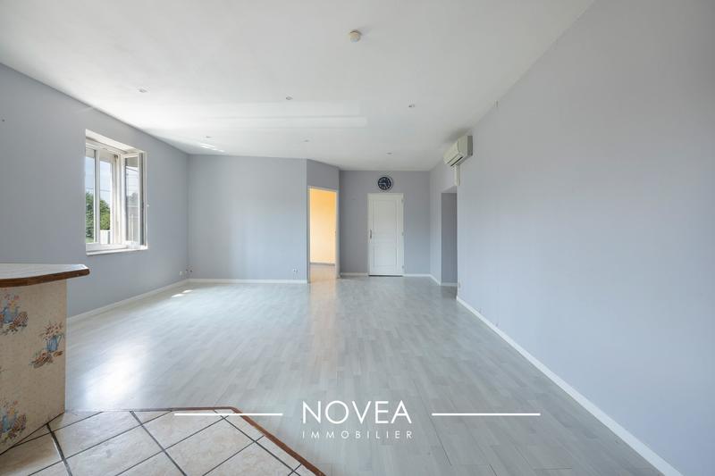 Maison traditionnelle - 259 m² - 8 pièces