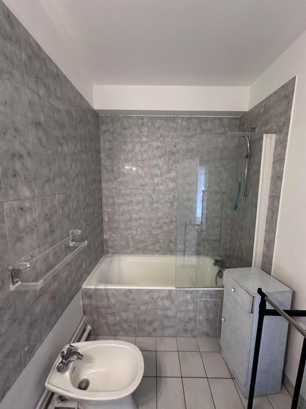 Studio - 60 m² - 1 pièce