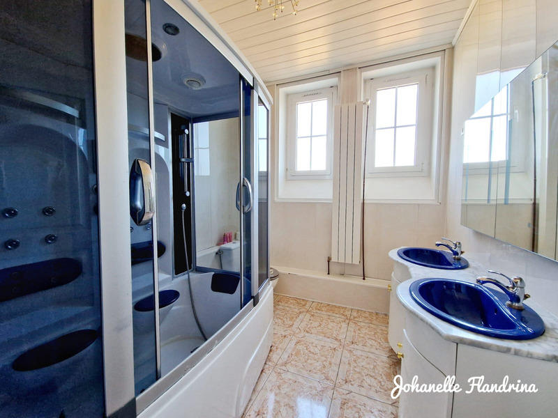 Maison - 420 m² - 8 pièces