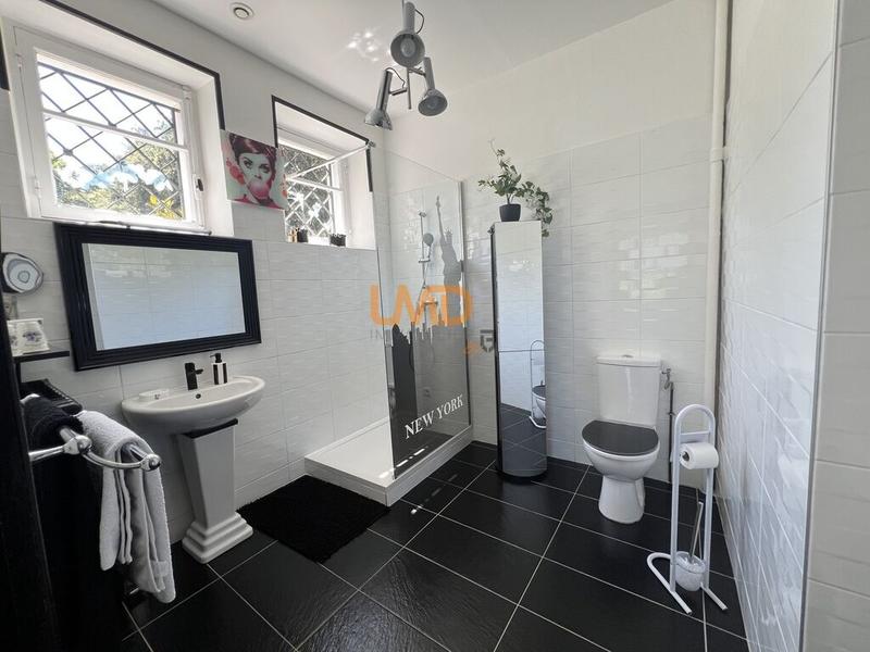 Propriété - 250 m² - 11 pièces