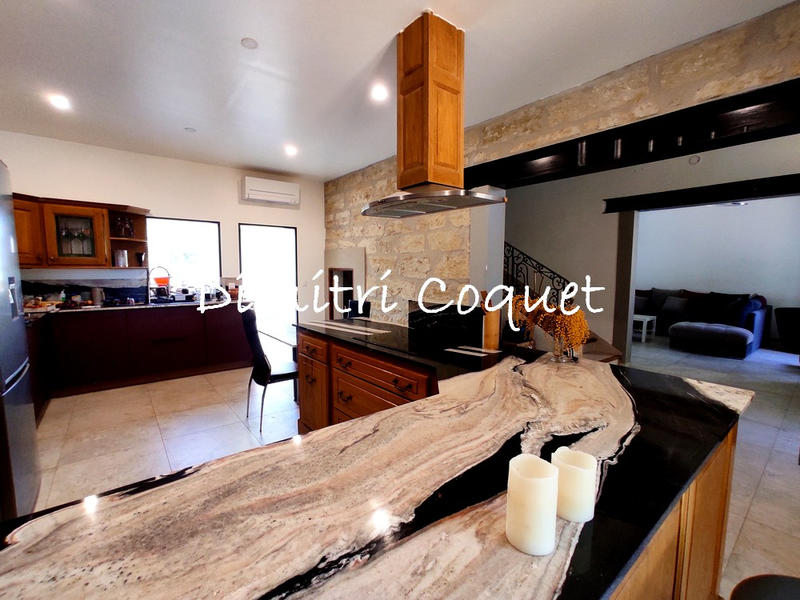 Propriété - 200 m² - 5 pièces