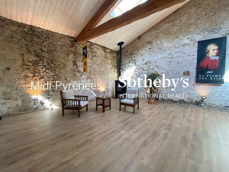 Maison - 360 m² - 8 pièces