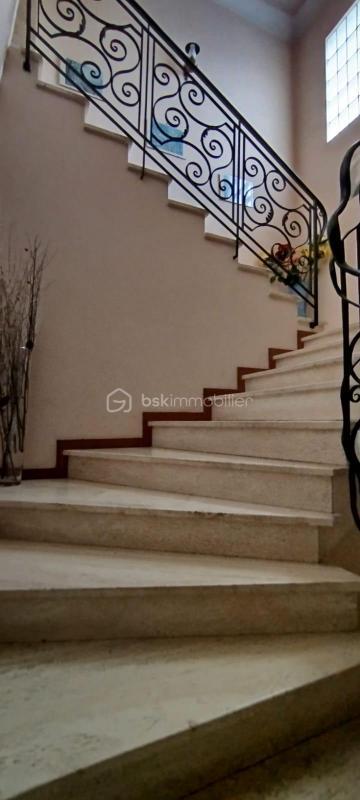 Maison - 230 m² - 10 pièces