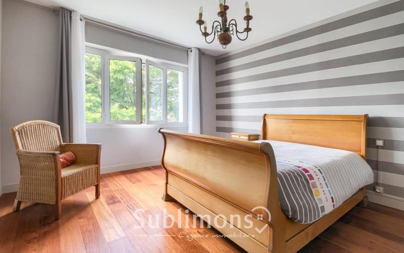 Maison traditionnelle - 230 m² - 7 pièces