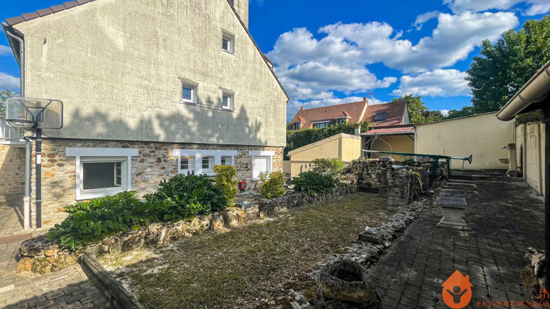 Maison - 295 m² - 9 pièces